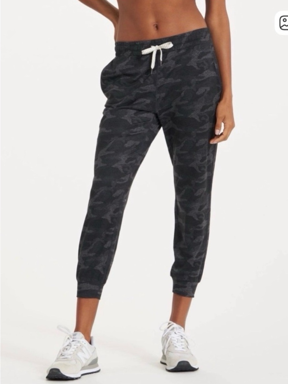 Vuori Performance Joggers - camouflage. Size XS. EUC